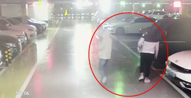 Security camera footage shows two middle school students searching for a vehicle to steal in a parking lot in Jeju City. (Jeju Seobu Police Station)