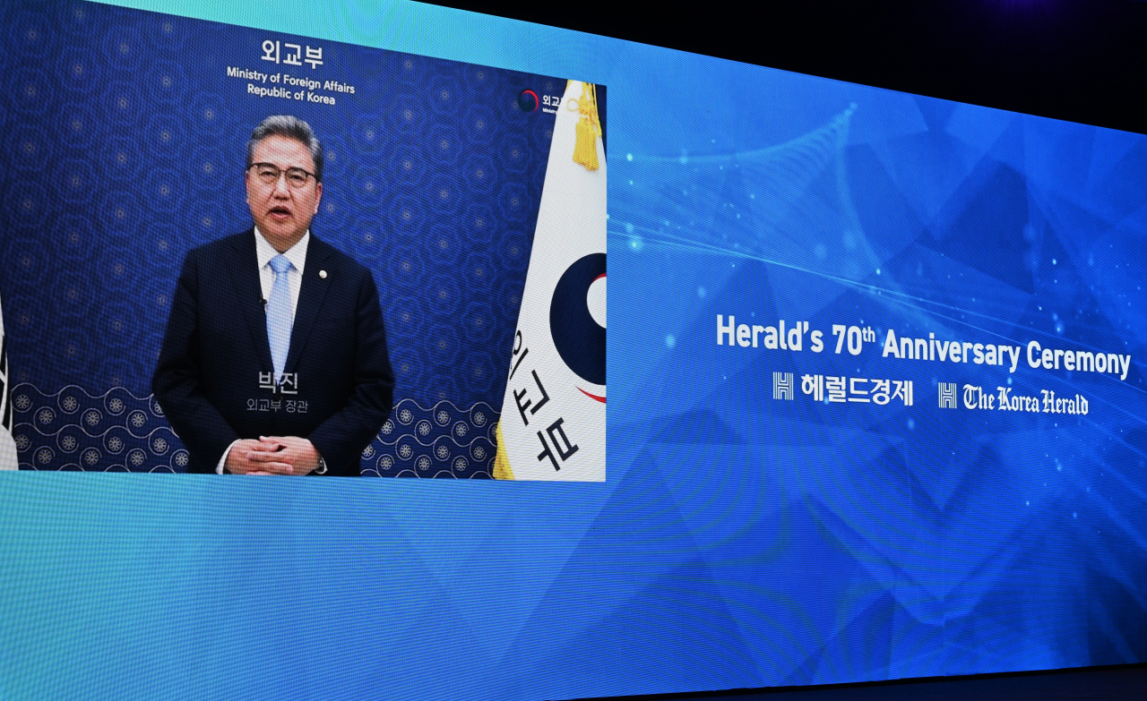 Park Jin, Minister of Foreign Affairs delivers congratulatory remarks during the Korea Herald’s 70th anniversary at the Shilla Seoul, Wednesday. (Im Se-jun/The Korea Herald)