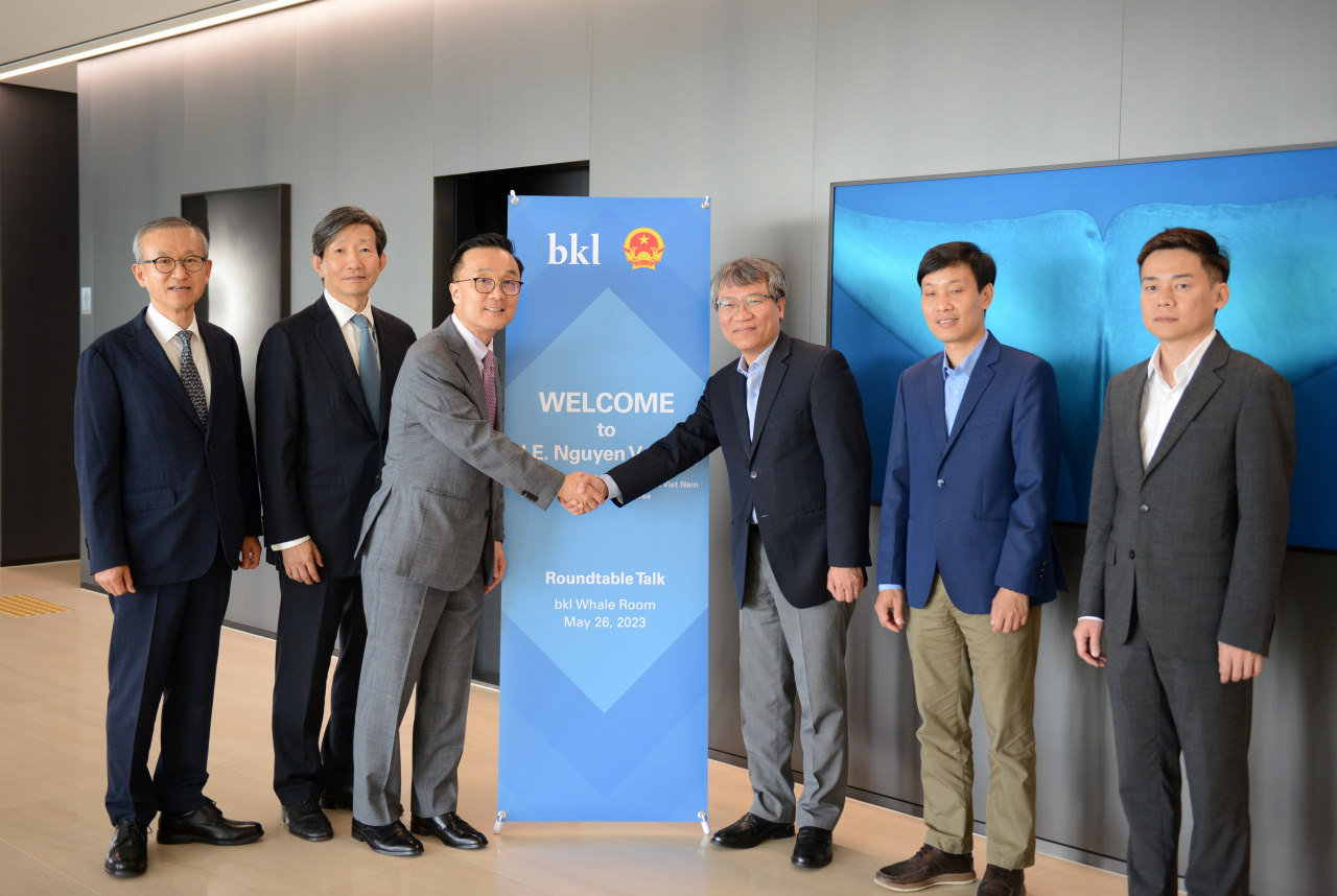 From left: Lim Sung-nam, senior adviser at BKL, lawyer Yi Joon-ki, managing partner Sky Yang and Vietnam’s Ambassador to South Korea Nguyen Vu Tung pose at BKL headquarters in Seoul. (BKL)