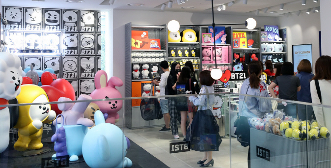Shoppers browse BTS-related merchandise at a Line Friends store in Hongdae, western Seoul. (Korean Culture and Information Service)