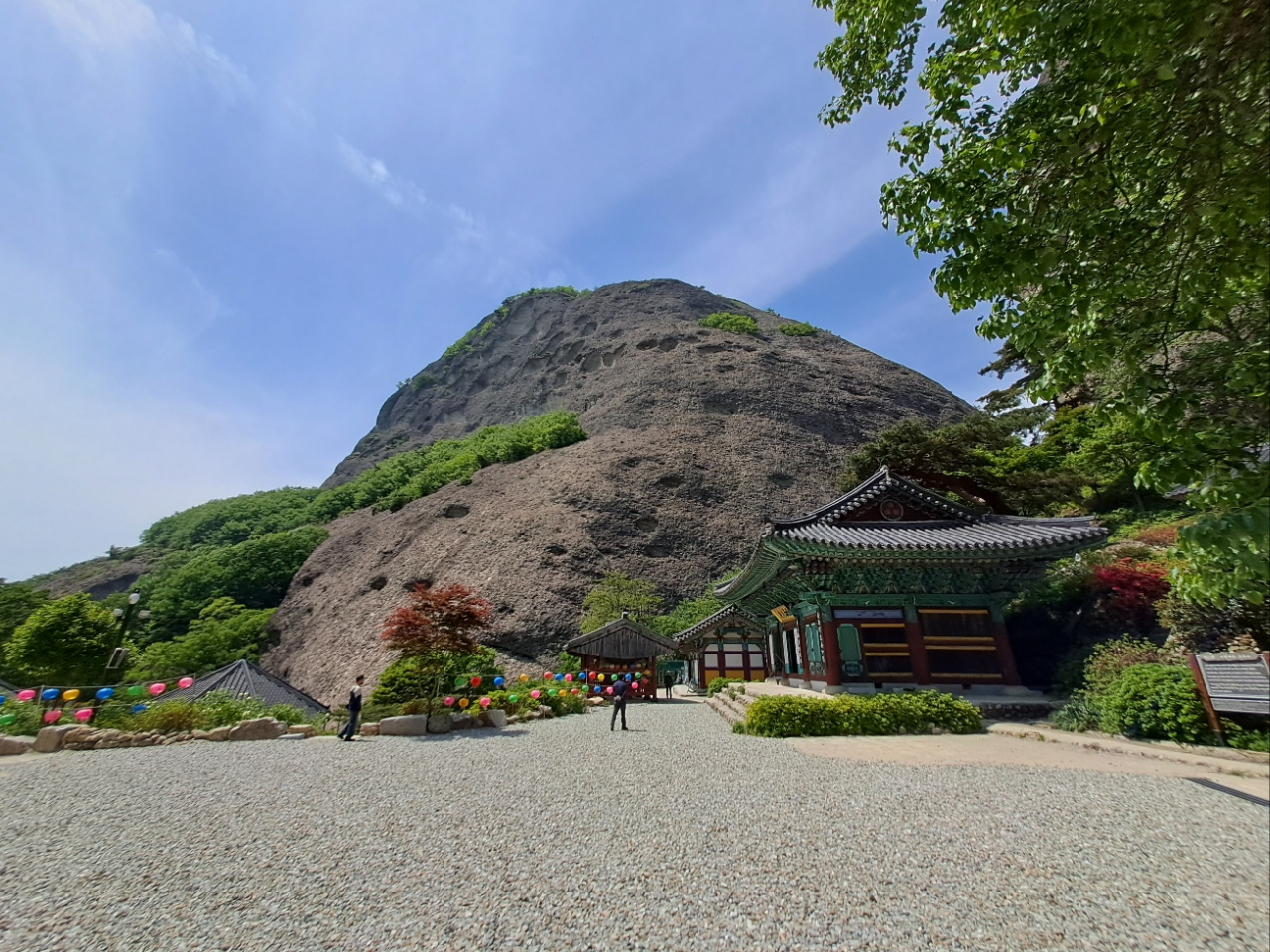 One of Maisan's stone peaks is seen from Eunsusa (Lee Si-jin/The Korea Herald)