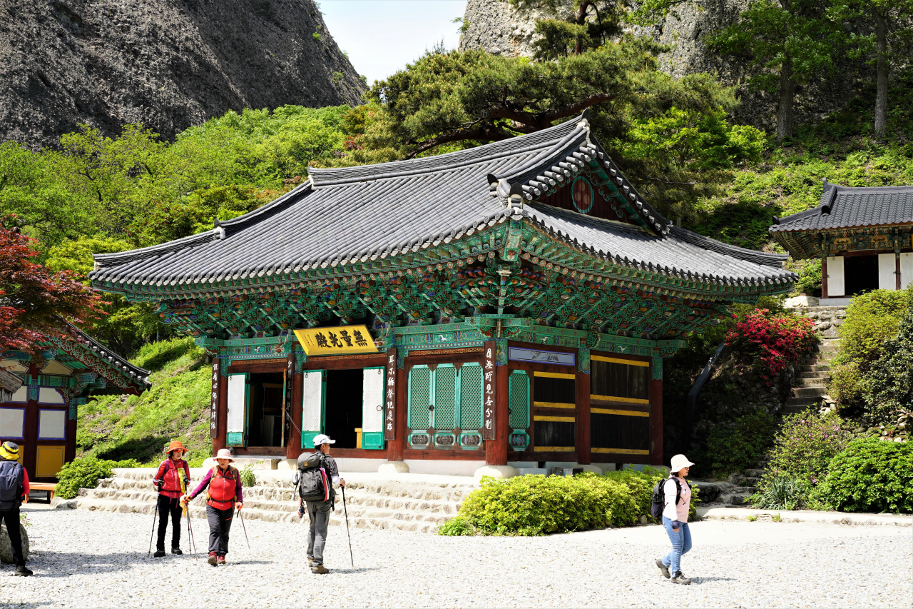 Mountain climbers pay a visit to Eunsusa Temple in Jinan, North Jeolla Province, to wish a safe hike on May 9. (Lee Si-jin/The Korea Herald)