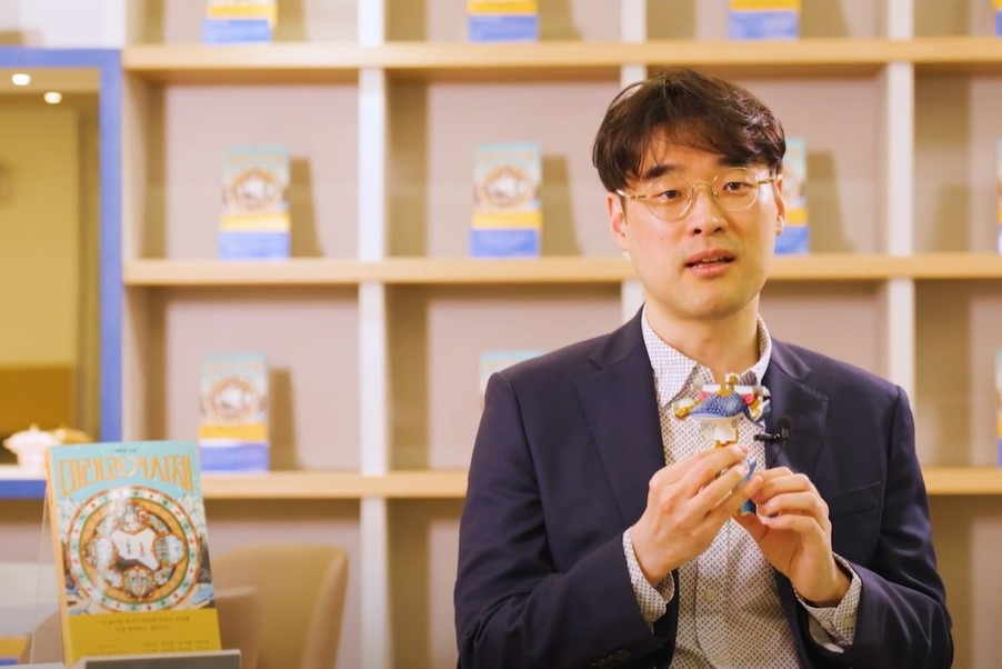 Bae Myung-hoon talks an interview with the publisher, Book House. (Screen capture from Book House's YouTube channel)