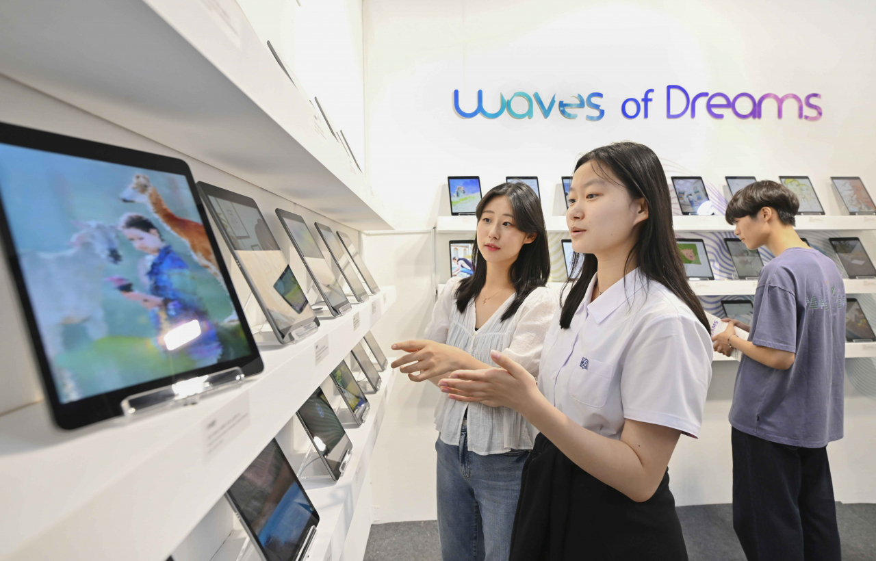 Attendees view the artwork of Dream Gream students, the recipients of Han Sung Motor’s art scholarship program, at the Plastic Art Seoul 2023 fair at Coex in southern Seoul, Friday. (Han Sung Motor)