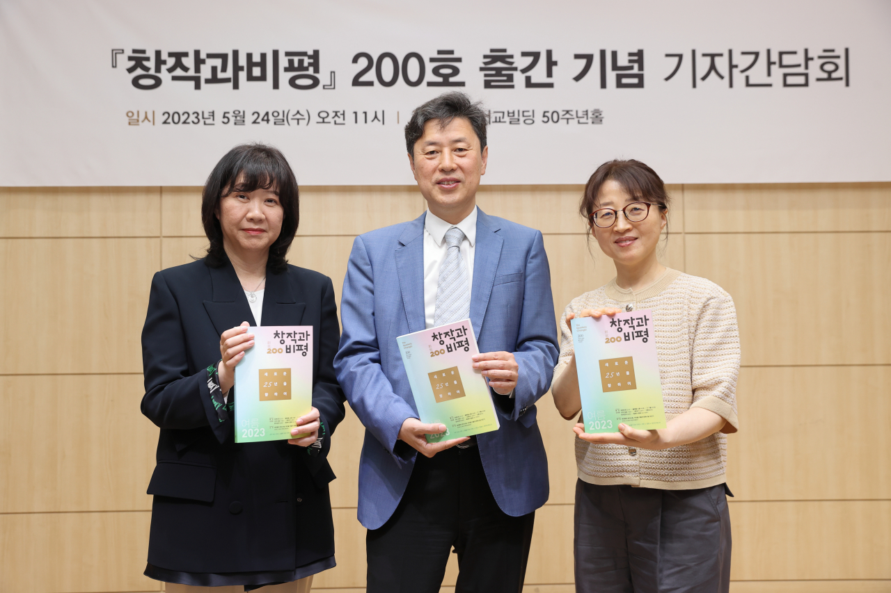 From left: Vice Editor-in-Chief Baik Ji-Yeon, Editor-in-Chief Lee Nam-Ju and Vice Editor-in-Chief Hwang Jung-a of the Quarterly Changbi pose for a group photo after a press conference at Mapo-gu, Seoul, May 24. (Changbi Publishers)