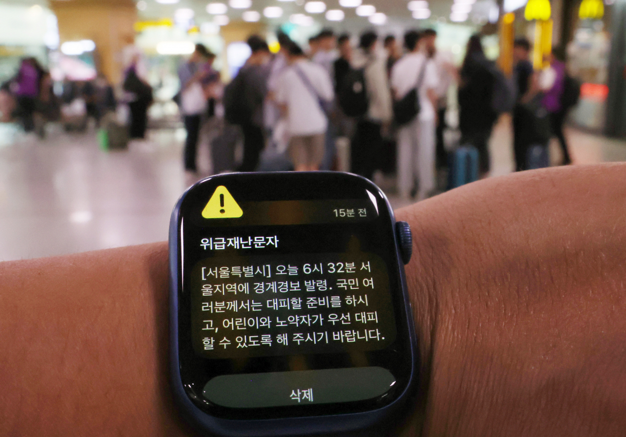 Students are seen preparing for a field trip in the waiting room at Seoul Station on Wednesday. The Interior Ministry later clarified that the warning alert issued by the Seoul Metropolitan Government was sent in error. (Yonhap)