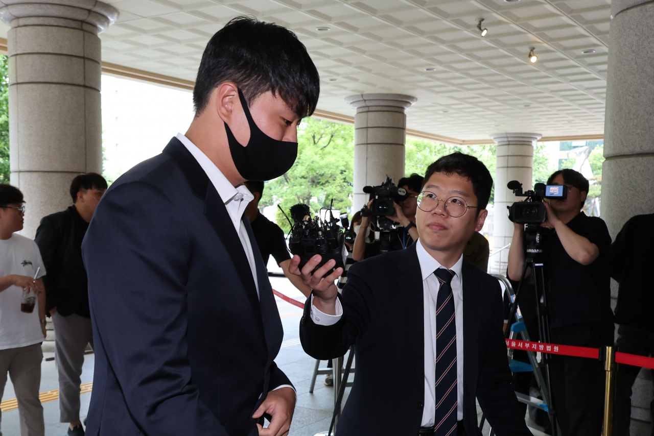 Lee Young-ha, a pitcher of the Doosan Bears, attends his sentencing hearing at the Seoul Western District Court in the capital on Wednesday. (Yonhap)