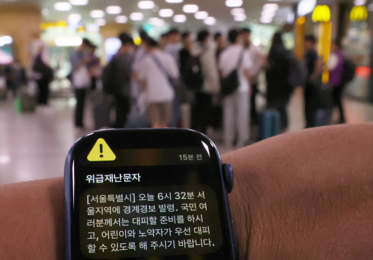 This photo shows an emergency alert issued in Seoul on Wednesday morning after North Korea attempted to launch a space satellite. (Yonhap)