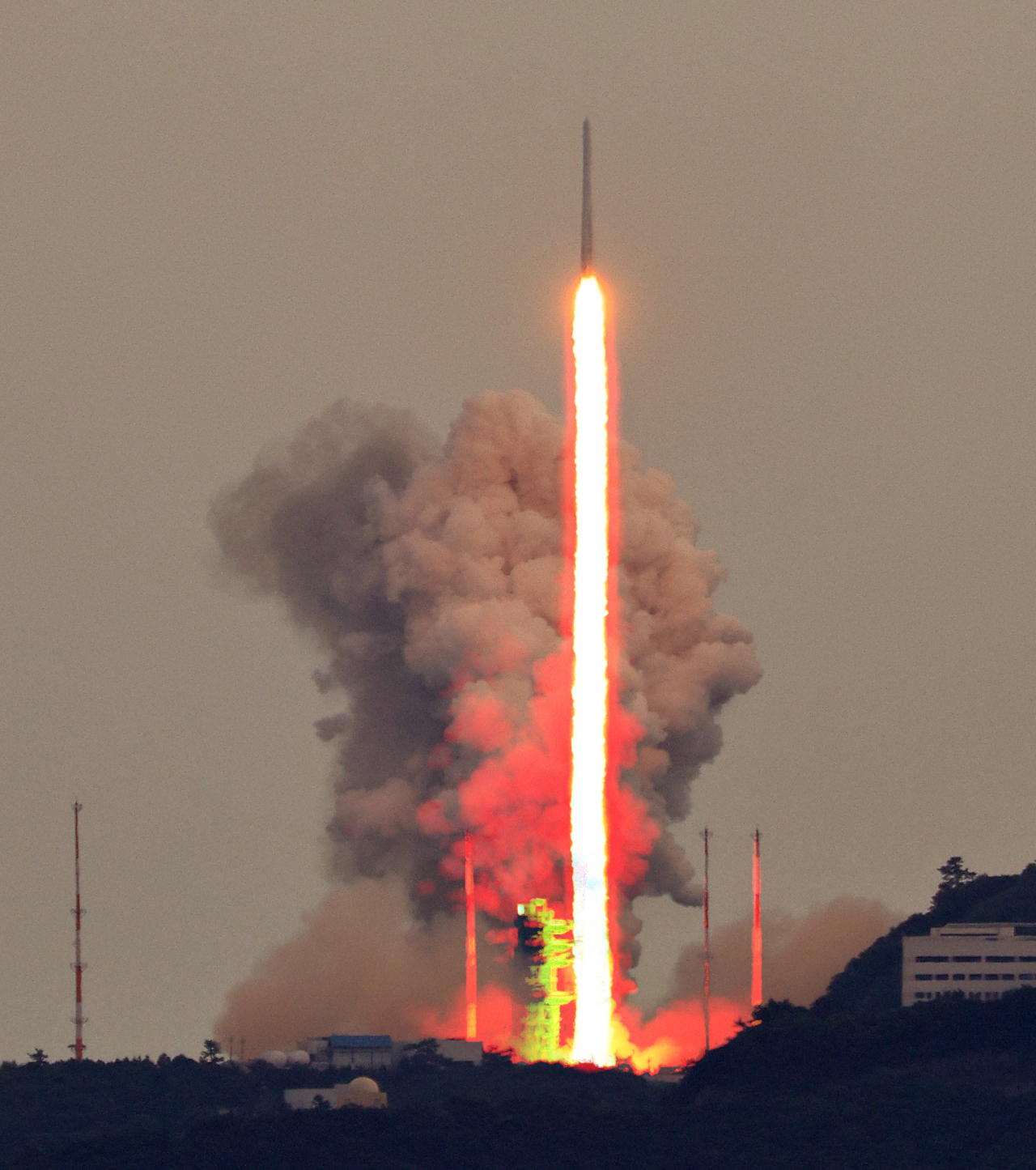 South Korea launches its homegrown Nuri rocket for the third time from the Naro Space Center in Goheung, South Jeolla Province, on May 25. (Yonhap)
