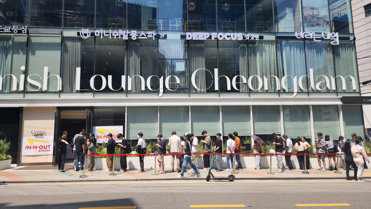 Customers line up outside In-N-Out's pop-up store in Gangnam-gu, Seoul, Wednesday. (Lee Yoon-seo/The Korea Herald)