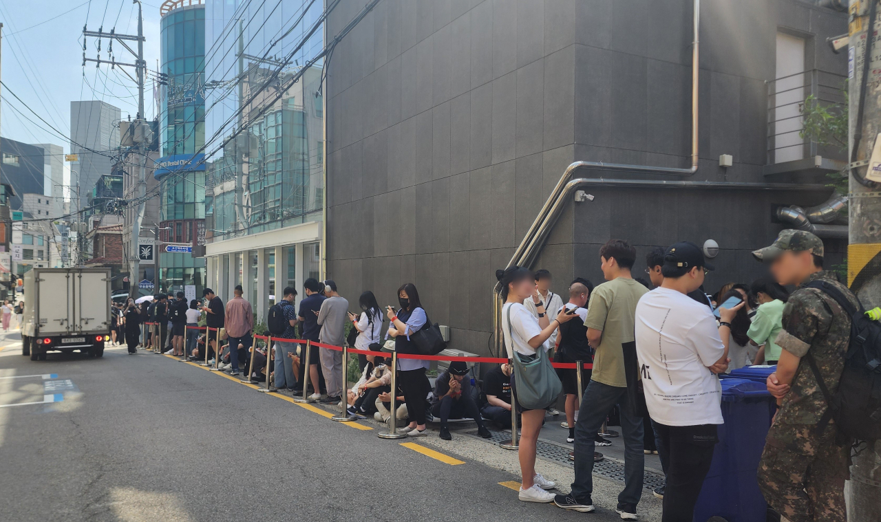 Customers line up outside In-N-Out's pop-up store in Gangnam-gu, Seoul, Wednesday. (Lee Yoon-seo/The Korea Herald)