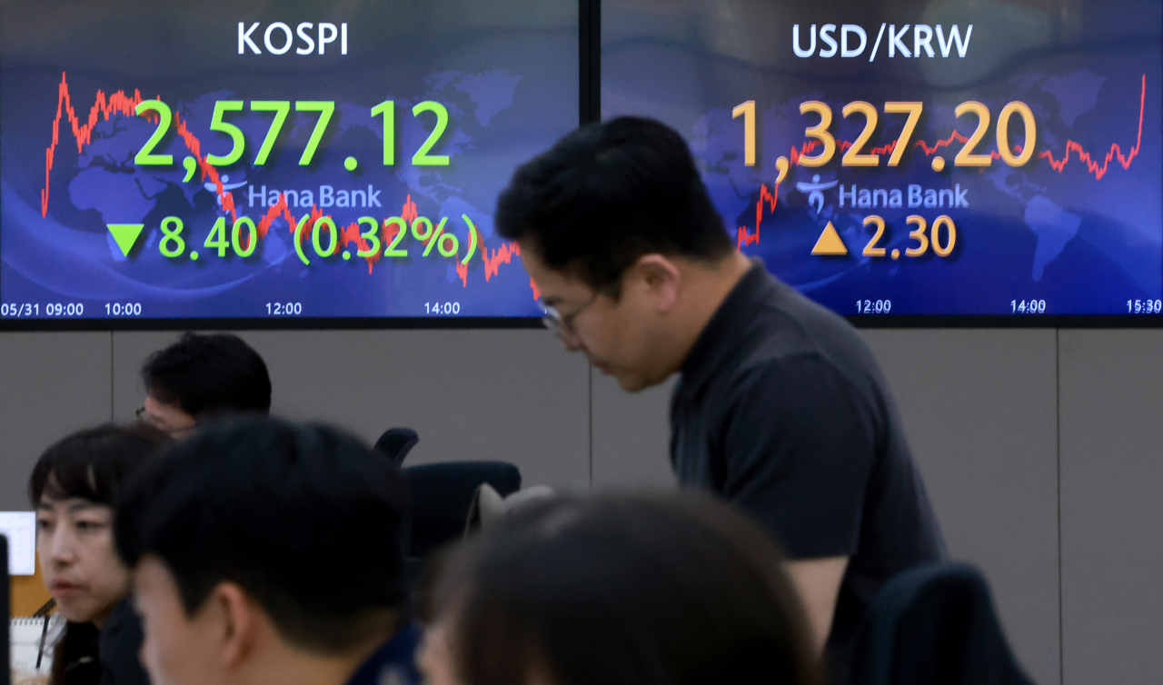 Electronic boards showing the benchmark bourse Kospi and the Korean won against the US dollar at closing are on display at a dealing room of the Hana Bank headquarters in Seoul on Wednesday. (Yonhap)