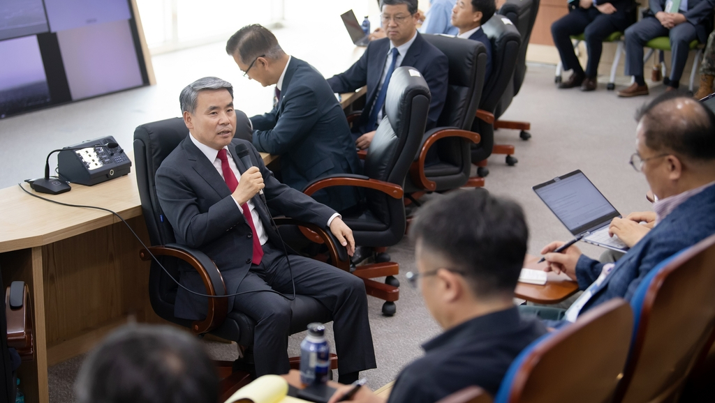 Defense Minister Lee Jong-sup speaks in a meeting with reporters at the state-run Agency for Defense Development's Anheung testing site in Taean, 109 kilometers southwest of Seoul, on Tuesday. (Ministry of National Defense)