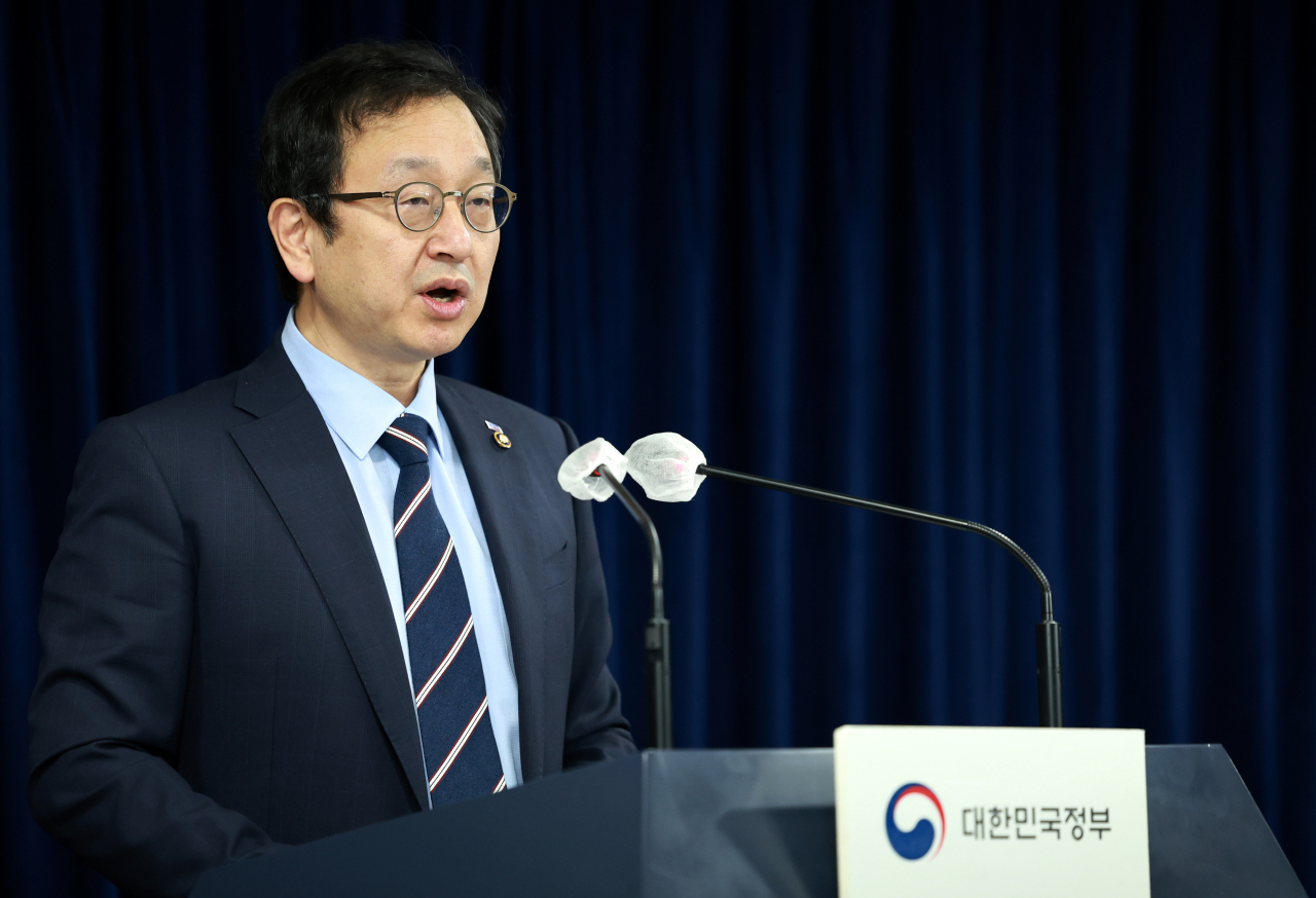Chung Seung-yun, vice chair of the Anti-Corruption and Civil Rights Commission, briefs the press on the agency’s plan to probe into the unfair hiring practices by National Election Commission’s officials at the Government Complex Seoul on Thursday. (Yonhap)