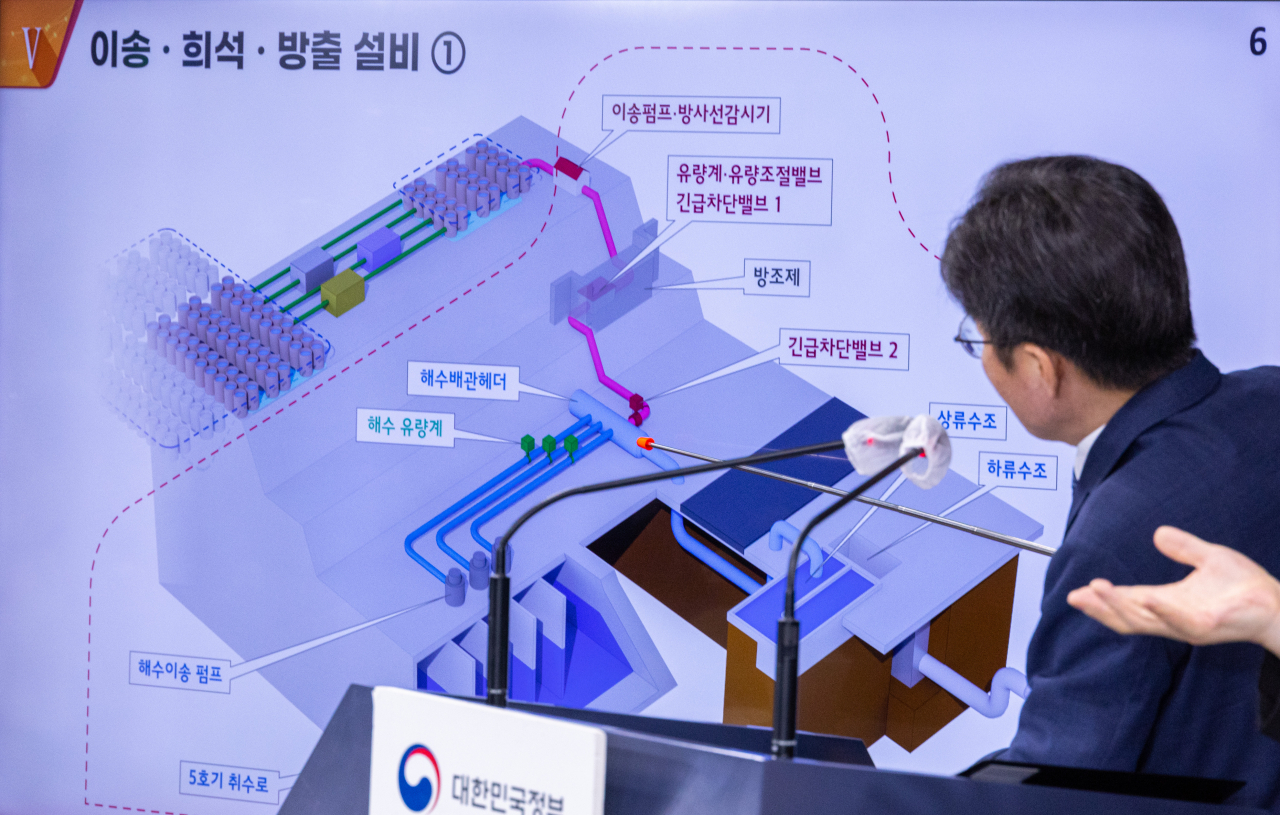 Nuclear Safety and Security Commission Chairperson Yoo Guk-hee briefs reporters on the site visit of Korea's inspection team of the wastewater treatment facilities of the Fukushima Daiichi Nuclear Power Plant on Wednesday. (Yonhap)