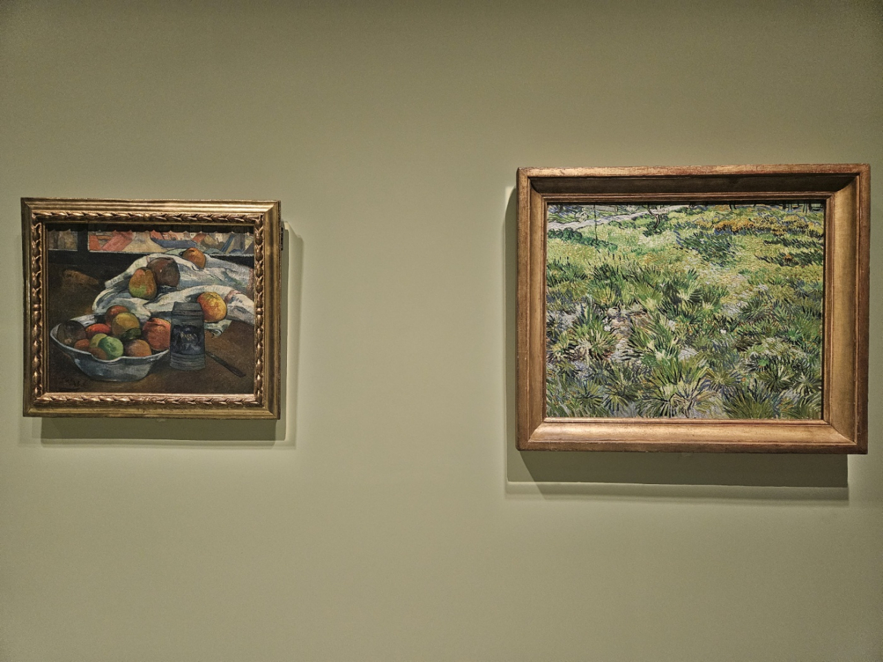 “Bowl of Fruit and Tankard before a Window” by Paul Gauguin (left) and “Long Grass with Butterflies” by Vincent Van Gogh are on display at the National Museum of Korea as part of the exhibition 