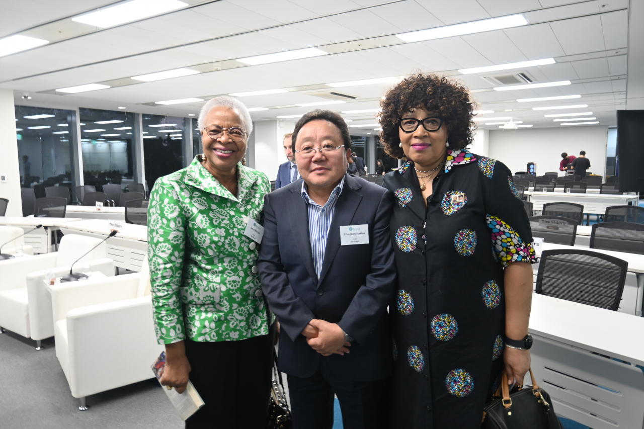 First Education Minister of Mozambique Graça Machel (first from left), Former President and Prime Minister of Mongolia Elbegdorj Tsakhia(center), and South African Ambassador to Korea Zenani Dlamini pose for a group photo GGGI-Elders High-Level Climate Panel in Jung-gu, Seoul headquarters on Monday. (Sanjay Kumar/The Korea Herald)