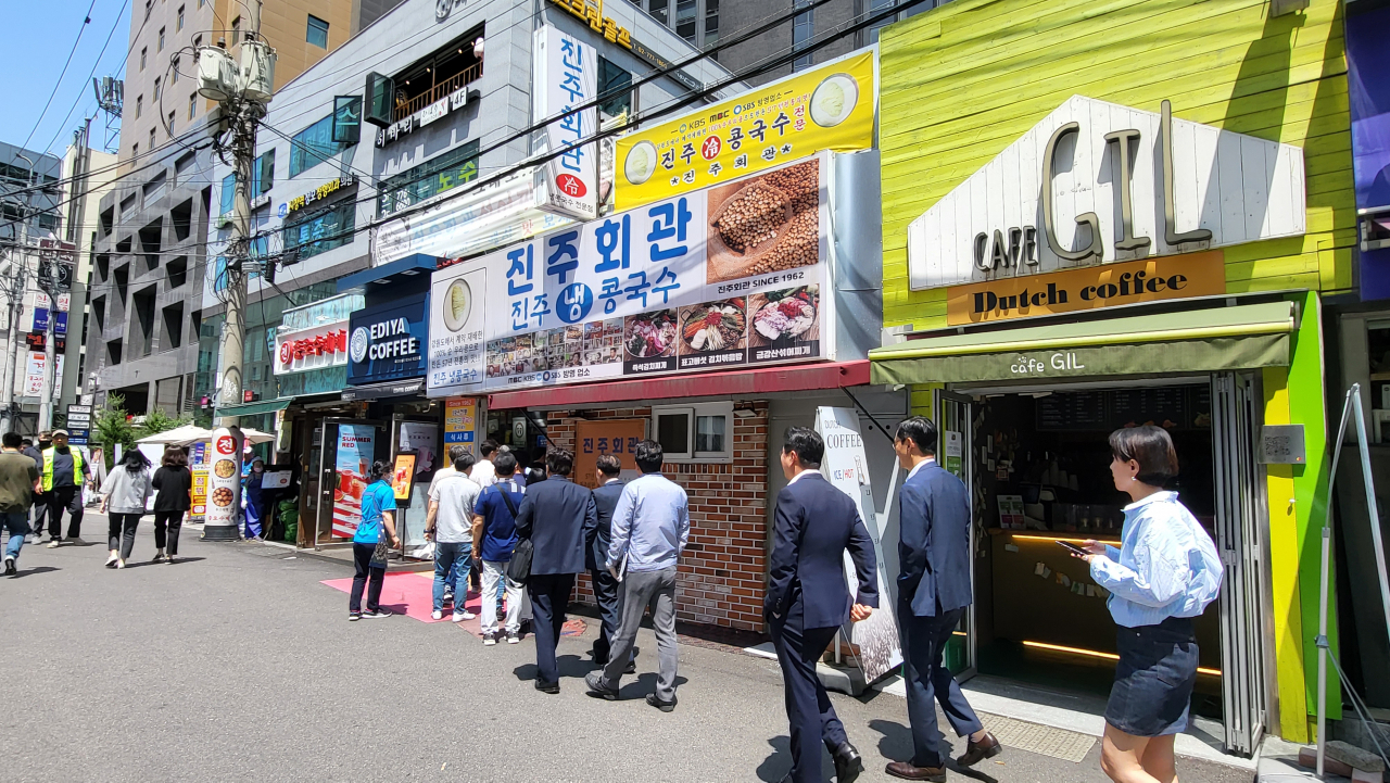A line outside a kongguksu restaurant on Wednesday noon, in central Seoul (Kim Hae-yeon/ The Korea Herald)