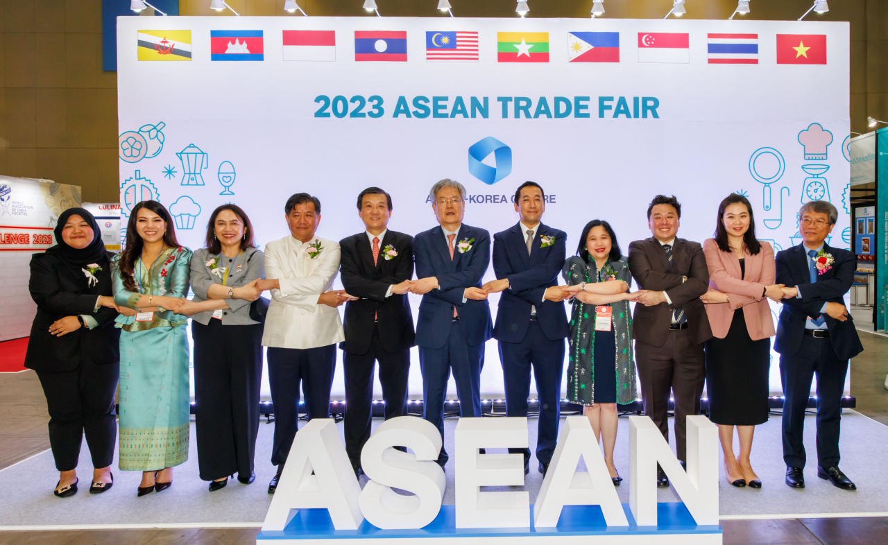 Key participants of the ASEAN Trade Fair 2023 pose for a group photo at the Korea International Exhibition Center in Goyang, Gyeonggi Province, on Tuesday. (ASEAN-Korea Center)