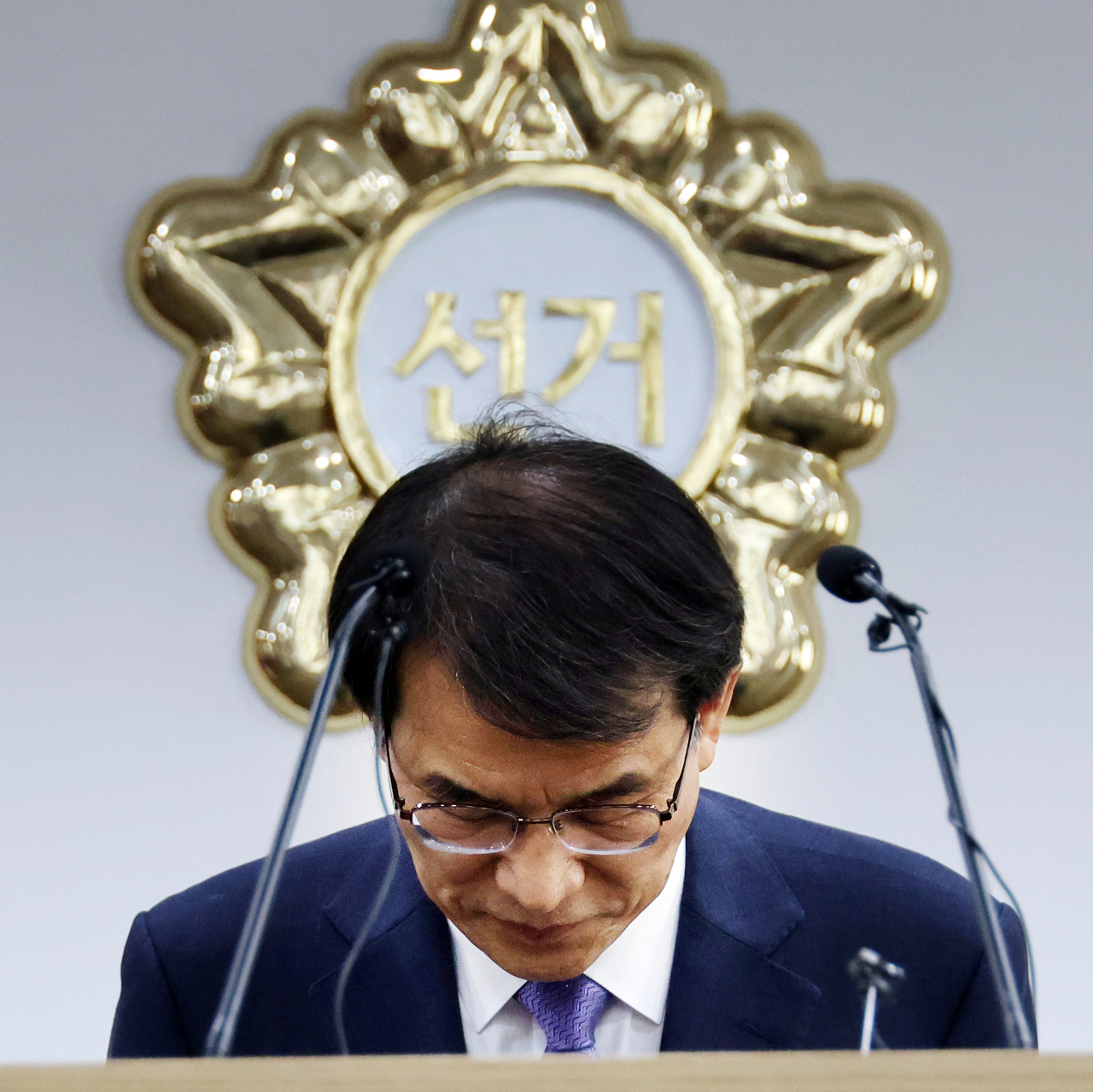 National Election Commission Chairman Rho Tae-ak bows his head during a press conference at the agency's head office in Gwacheon, south of Seoul, on Wednesday. (Yonhap)