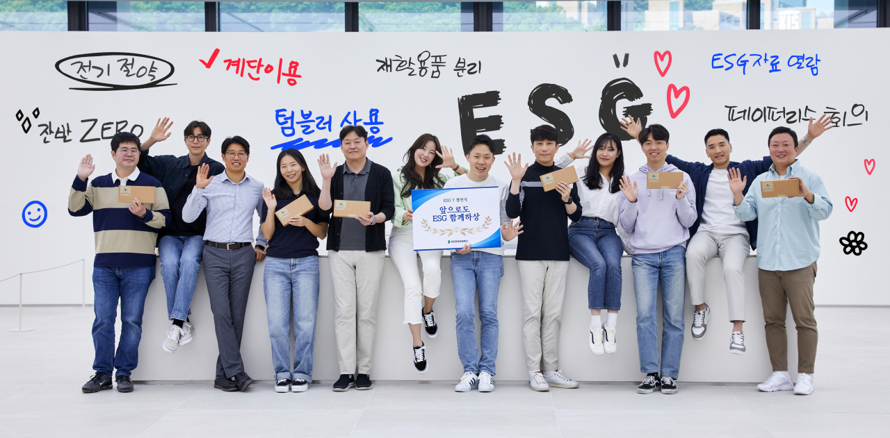 Employees at Hyundai Oilbank pose for a photo to promote the company's ESG 7 Challenge in Seoul, Friday. (Hyundai Oilbank)