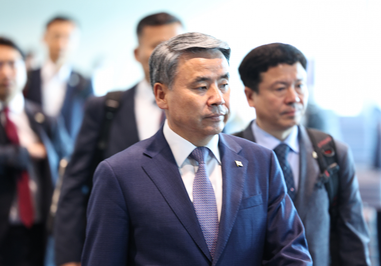 Defense Minister Lee Jong-sup heads to Singapore from Incheon International Airport on Thursday morning to attend the 20th Asian Security Conference in Singapore. (Yonhap)
