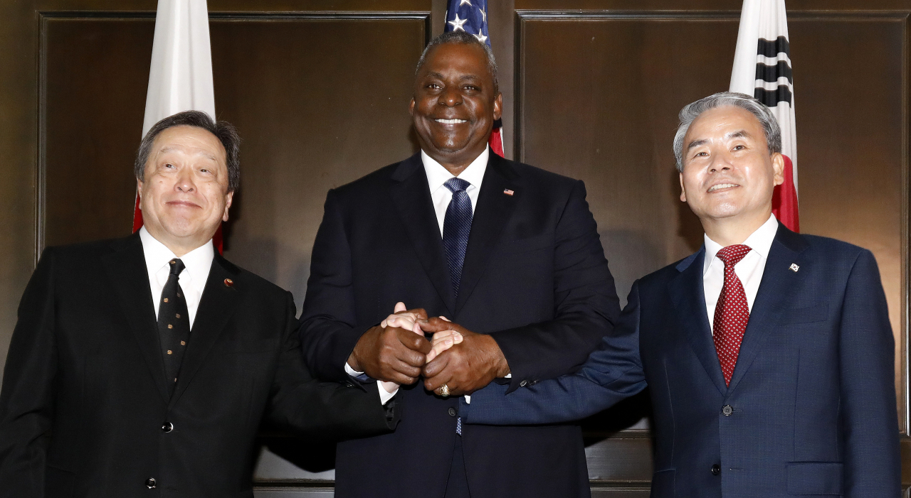 Defense Minister Lee Jong-sup (right) and his US and Japanese counterparts, Lloyd Austin (center) and Yasukazu Hamada, pose for a photo as they meet trilaterally on the margins of the Shangri-La Dialogue in Singapore on Saturday. (Yonhap — Pool photo)