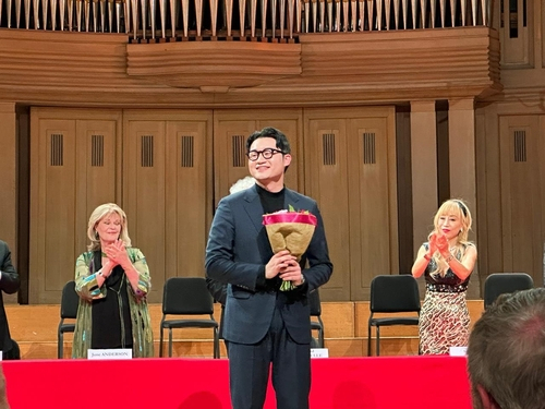 S. Korean baritone Kim Tae-han (center) wins the Queen Elisabeth Competition for voice during an awards ceremony held in Brussels, Belgium, Saturday, in this image captured from the livestreamed video.