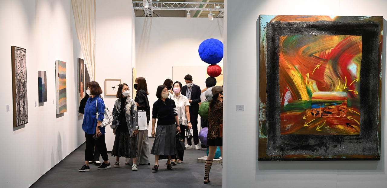 Visitors view artworks at the inaugural Frieze Seoul during a VIP opening on Sept.2 at Coex, southern Seoul. (Im Se-jun/The Korea Herald)