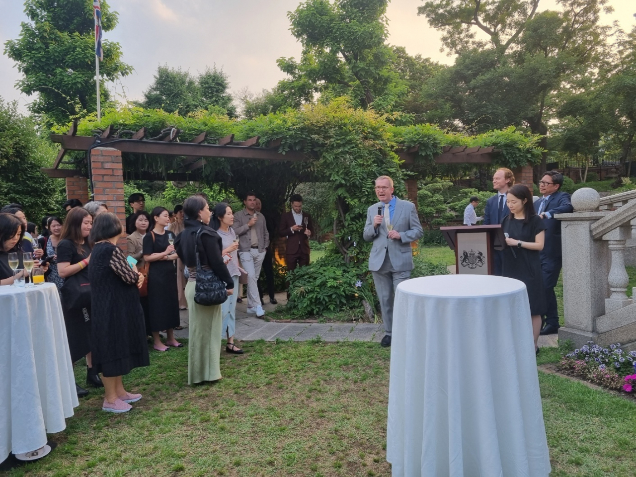 British Ambassador to Korea Colin Crooks (middle) delivers a speech at garden party held at the ambassador's residence to celebrate the upcoming edition of Frieze Seoul in Seoul, Friday. (Courtesy of British Embassy Seoul)