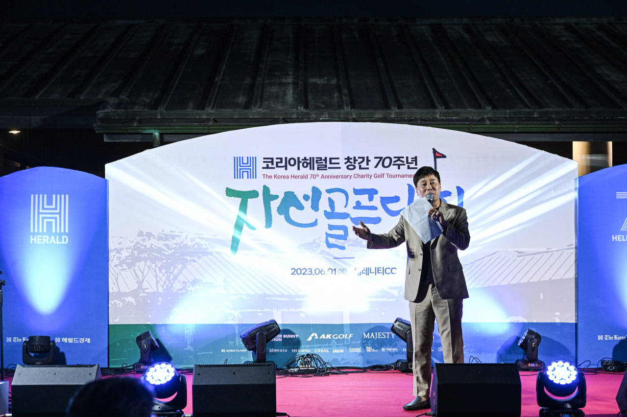 TV celebrity Byun Ki-soo, the event host, marks the start of the banquet following the golf tournament. (Damda Studio)