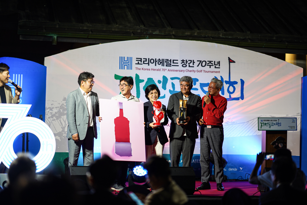 Auction winners pose for a photo during the banquet. From left are Choi Jin-young, CEO of The Korea Herald; Lee Woo-hyun, CEO of Seoyoon Construction; Kim Ju-young, Daom Holdings chairperson; Jung Won-ju, Herald Corp. chairman; and Lee Dong-hyun, chairman of 1879 Group. (Damda Studio)