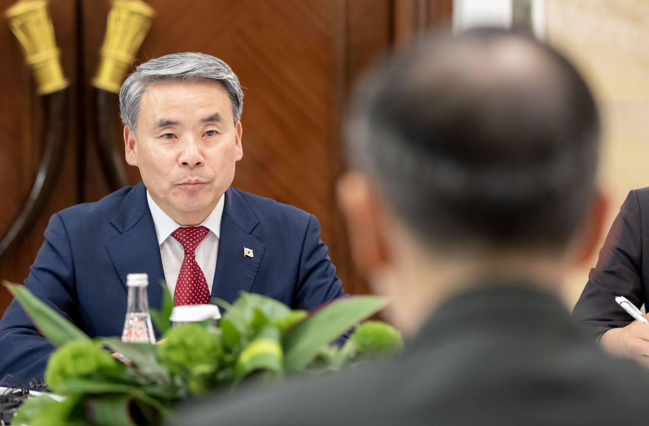 South Korean Defense Minister Lee Jong-sup (left) speaks to his Chinese counterpart, Li Shangfu, ahead of talks on the sidelines of the Shangri-La Dialogue in Singapore on Saturday. (Yonhap)