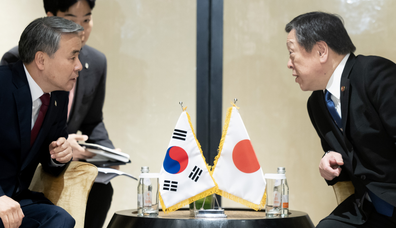 South Korean Defense Minister Lee Jong-sup (left) and his Japanese counterpart, Yasukazu Hamada, meet for bilateral talks on the margins of the annual Shangri-La Dialogue in Singapore on Sunday. (Yonhap)