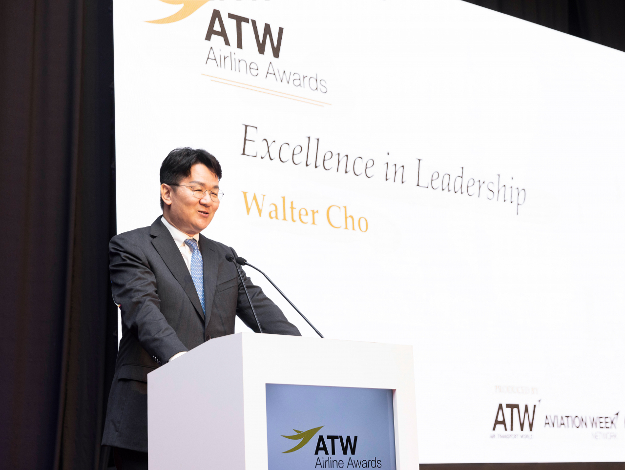 Hanjin Group Chairman Walter Cho, who doubles as Korean Air CEO, delivers an acceptance speech for winning the Excellence in Leadership Award, given by Air Transport World, at the Grand Cevahir Hotel in Istanbul on Friday. (Korean Air)