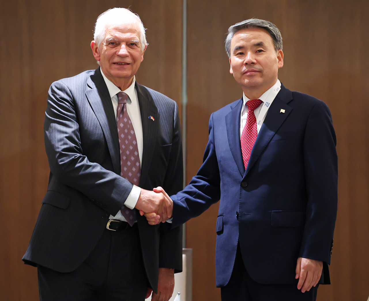 Defense Minister Lee Jong-sup (right) shakes hands with Josep Borrell, high representative of the European Union for foreign affairs and security policy, as they meet at the Shangri-La Dialogue in Singapore on Saturday. (Yonhap)