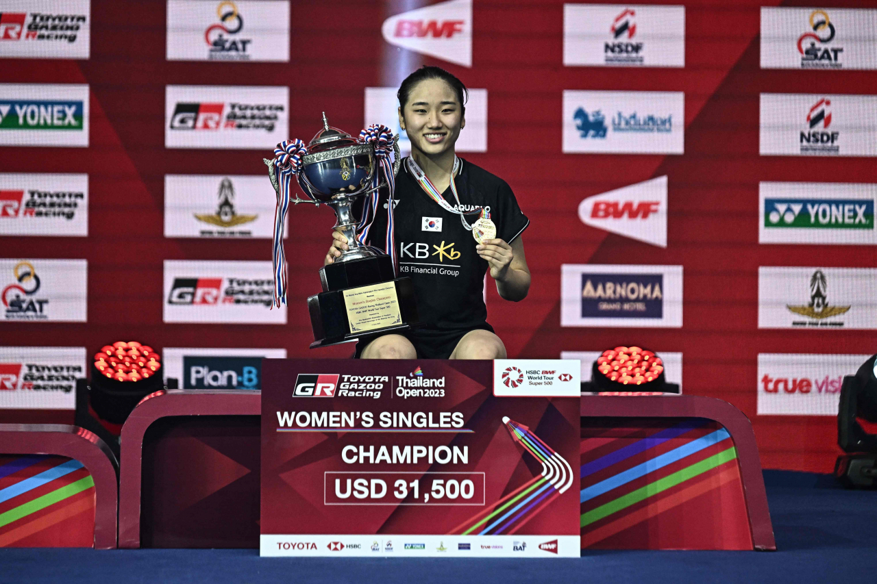 South Korea's An Se-young poses with the trophy after winning against China's He Bingjiao during their women's singles final match at the 2023 Thailand Open badminton tournament in Bangkok on June 4, 2023. (AFP-Yonhap)