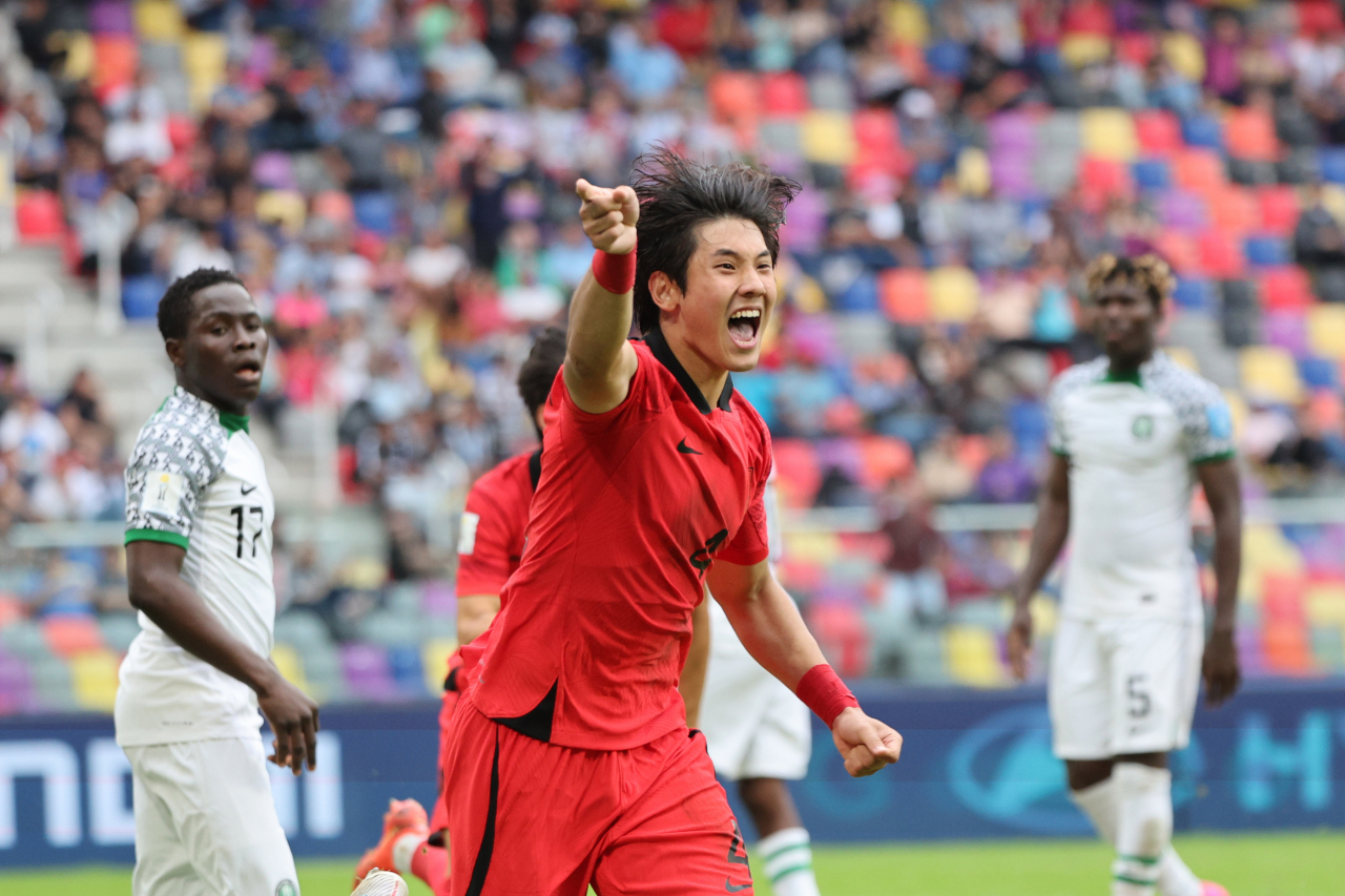 Choi Seok-hyun of South Korea celebrates his goal against Nigeria during the teams' quarterfinal match at the FIFA U-20 World Cup at Santiago del Estero Stadium in Santiago del Estero, Argentina, last Sunday. (Yonhap)