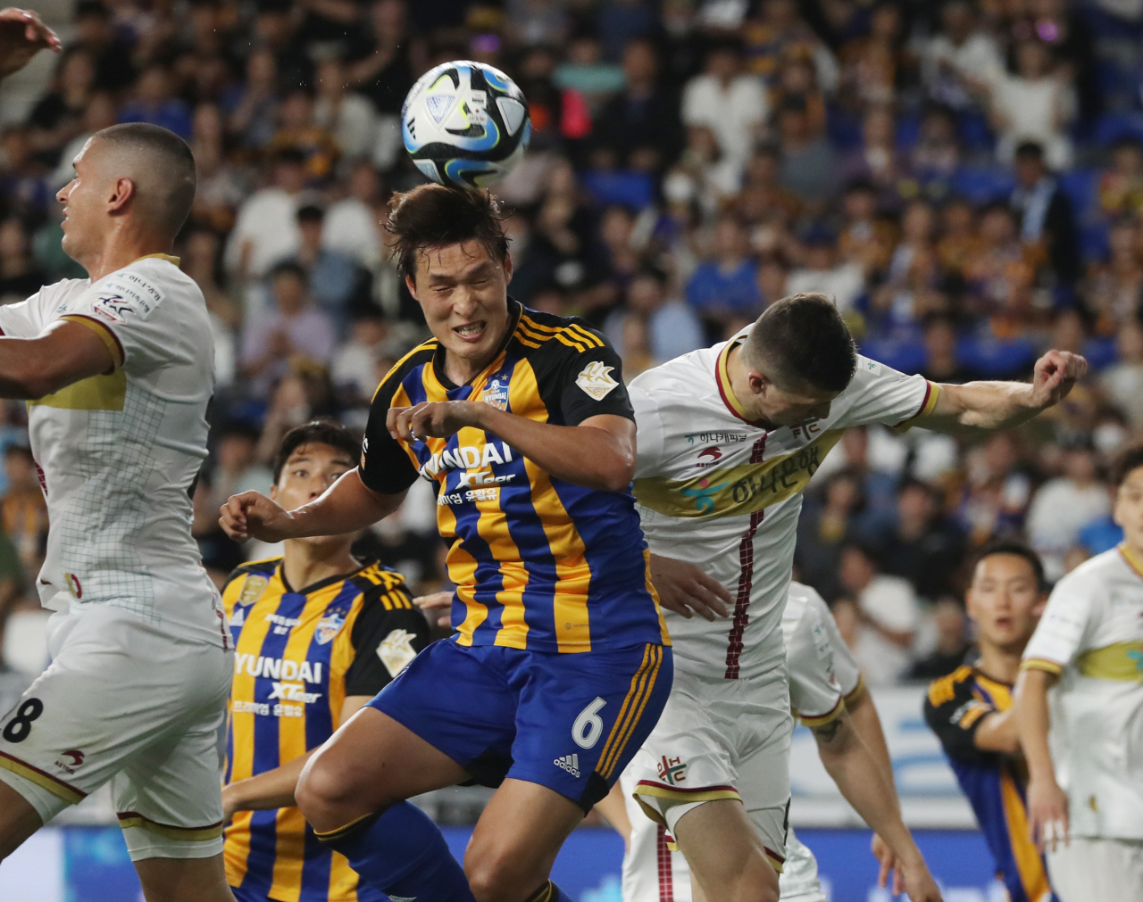 Park Yong-woo of Ulsan Hyundai FC (center) heads the ball during a K League 1 match against Daejeon Hana Citizen FC at Munsu Football Stadium in Ulsan, some 300 kilometers southeast of Seoul, in this file photo taken May 28. (Yonhap)