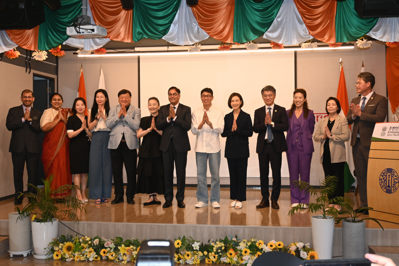 Attendees pose for a photo with Indian Ambassador to Korea Amit Kumar (center) after a press briefing held ahead of 9th International Day of Yoga at Indian Embassy in Yongsan-gu, Seoul on Monday. (Sanjay Kumar/The Kore Herald)