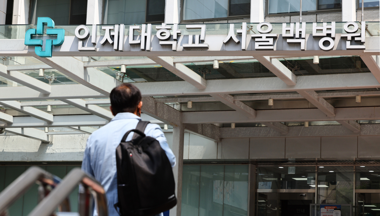 A man enters Seoul Paik Hospital located in Seoul's Jung-gu district on Tuesday. (Yonhap)