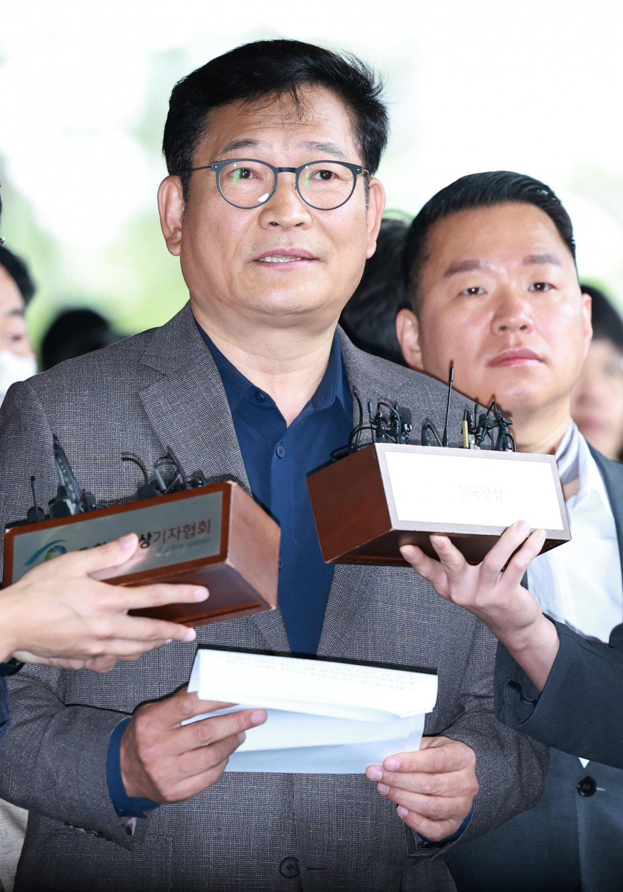 Song Young-gil, former Democratic Party chairman, speaks to reporters in front of the Seoul Central District Prosecutors Office, on Wednesday. (Yonhap)