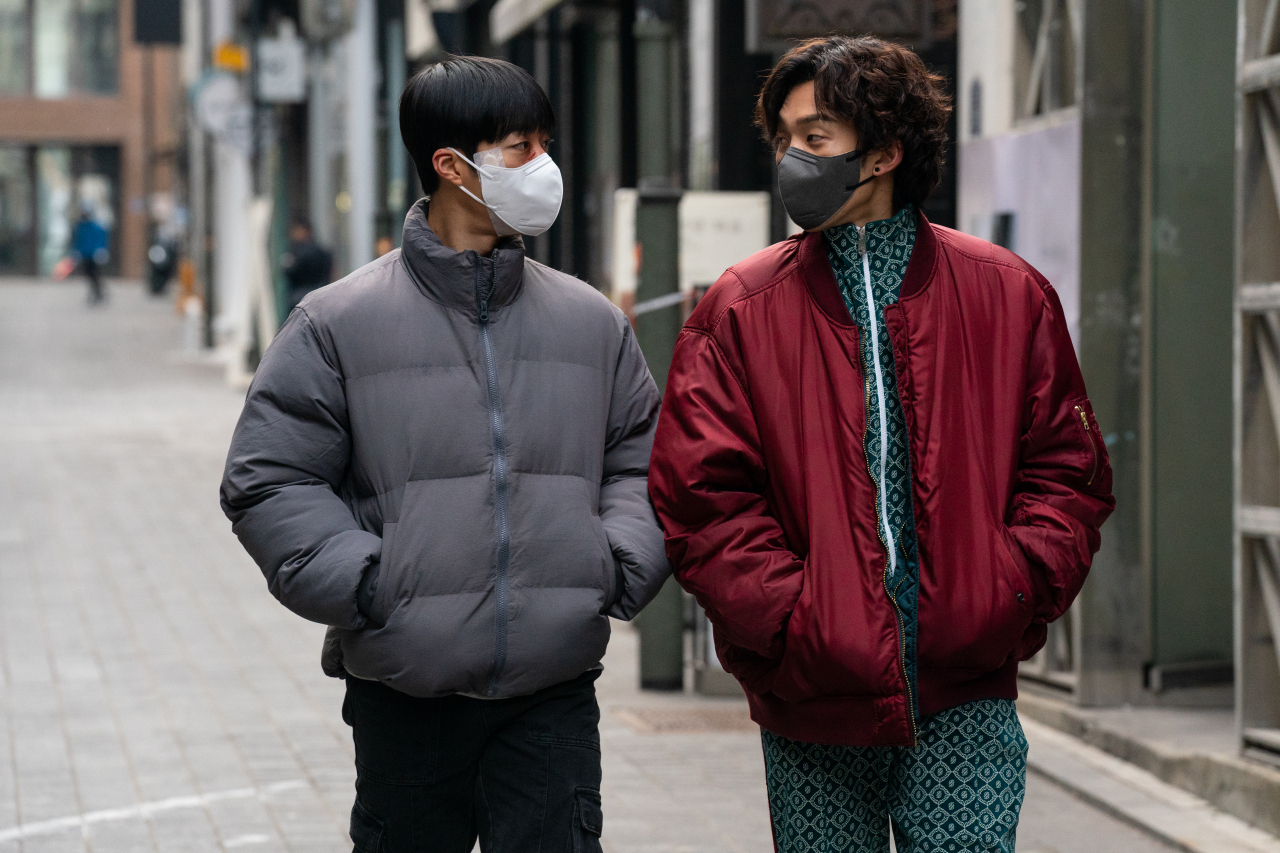 Woo Do-hwan (left) and Lee Sang-yi star in “Bloodhounds.” (Netflix)