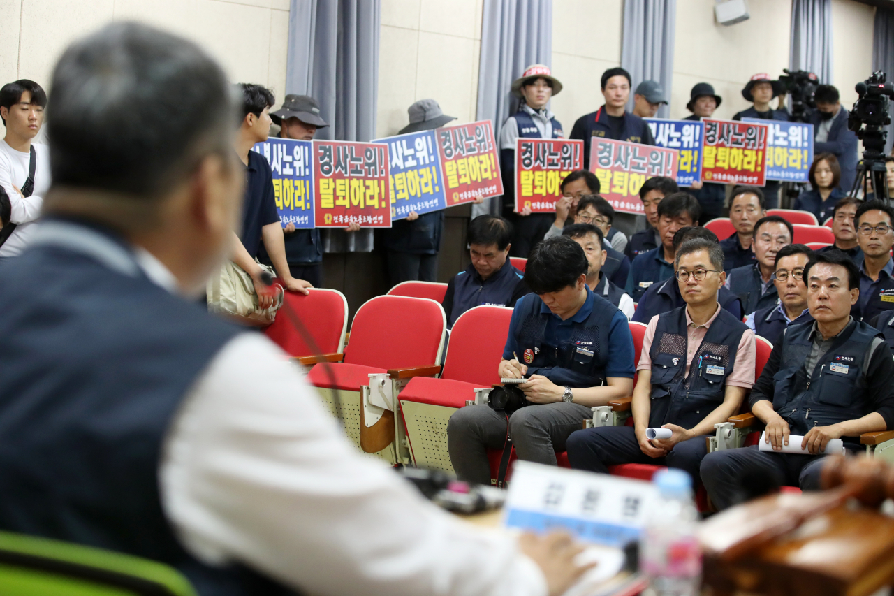 Worker members of the Federation of Korean Trade Unions participate in the union's emergency meeting held in Gwangyang, South Jeolla Province, Wednesday. (Yonhap)
