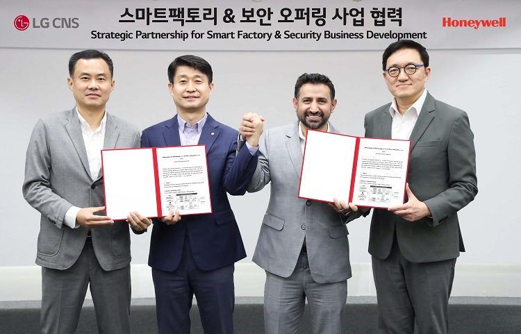 From left: Ahn Sung-mo, general manager of Honeywell Connected Cyber & Industrials (HCCI) Korea; Lee Jin-kyu, head of smart factory division at LG CNS; Sunil Pandita, general manager of HCCI Sunil; and Bae Min, vice president of security solutions division at LG CNS, pose for a photo during a recent deal signing ceremony in Seoul. (LG CNS)