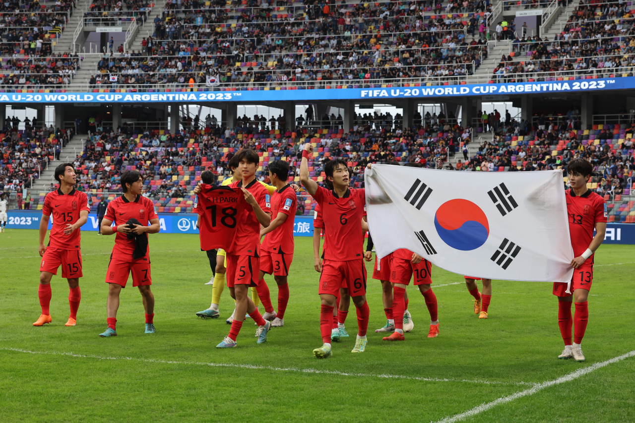 South Korean players hold up their national flag, Taegeukgi, to celebrate their 1-0 victory over Nigeria in the quarterfinals at the FIFA U-20 World Cup at Santiago del Estero Stadium in Santiago del Estero, Argentina, on Sunday.(Yonhap)