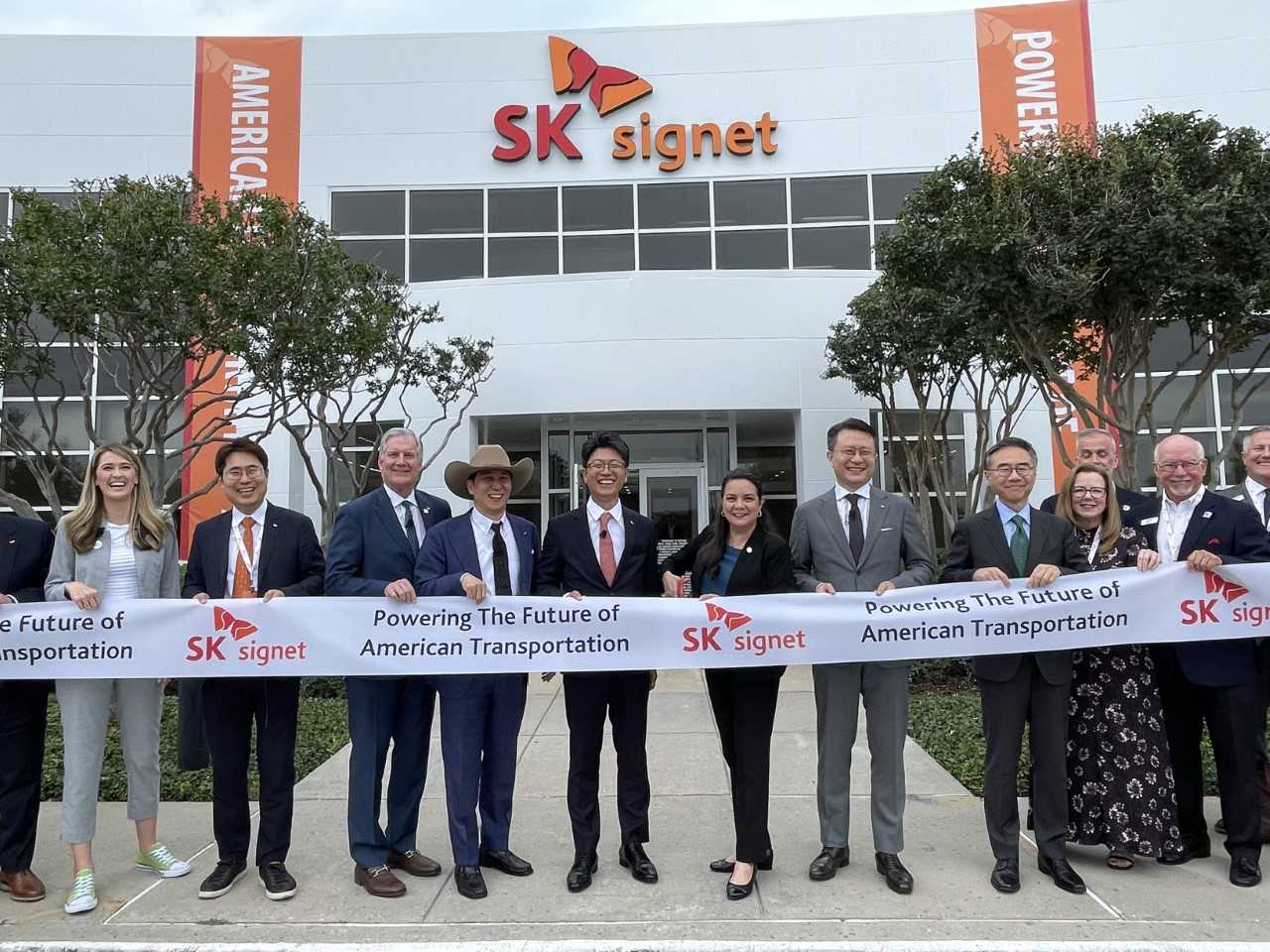 Government officials and company executives celebrate the completion of SK Signet’s new EV charger plant in Plano, Texas, on Monday. Sixth from left is Adriana Cruz, executive director of economic development and tourism in the office of Texas, and to her left is SK Group Vice Chairman Yoo Jung-joon, the group’s public relations chief in the US. (SK Signet)
