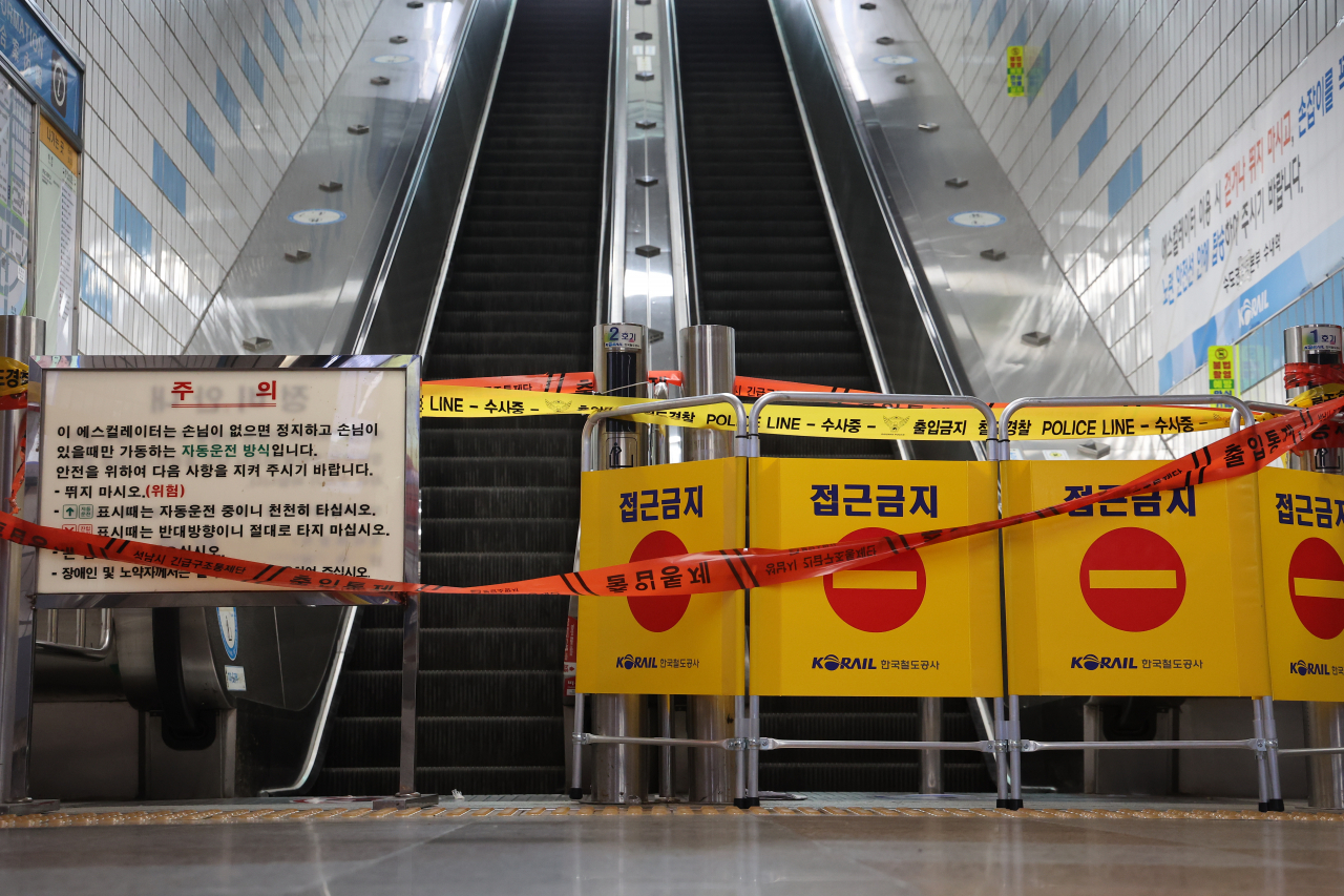 An escalator where a total of 14 people suffered injuries from an accident is closed off at Sunae Station on the Bundang Line in Gyeonggi Province, Thursday. (Yonhap)