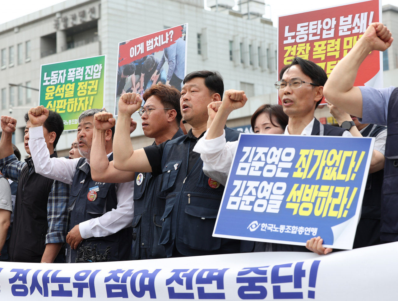 The chief of the Federation of Korean Trade Unions, Kim Dong-myung (second from left), and union members chant during a press conference held in front of the presidential office in Yongsan, Seoul, Thursday. (Yonhap)