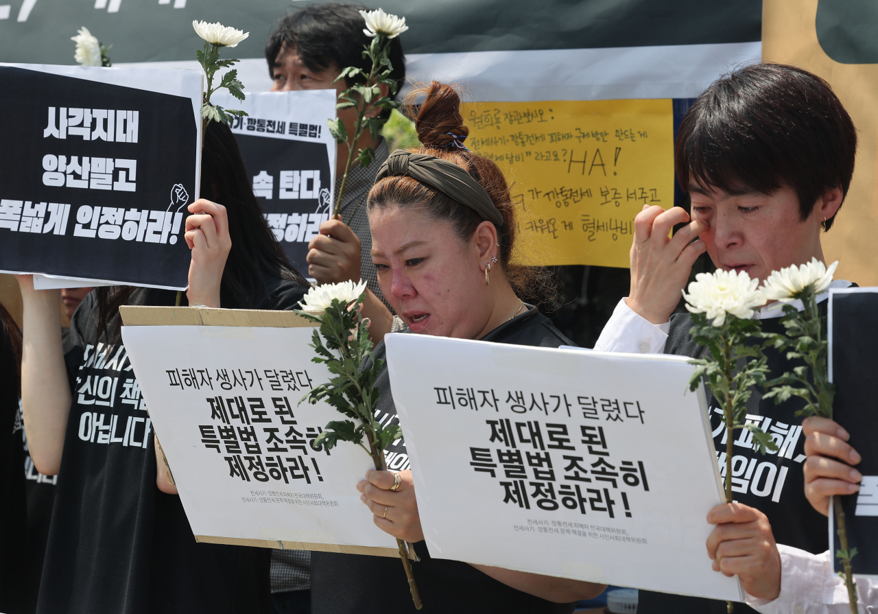 This photo shows housing rental scam victims calling for the passage of a law to ensure a rescue plan by the government near the National Assembly on May 11, the day one of the victims was found dead. The law passed the parliament and came into effect on June 1. (Yonhap)